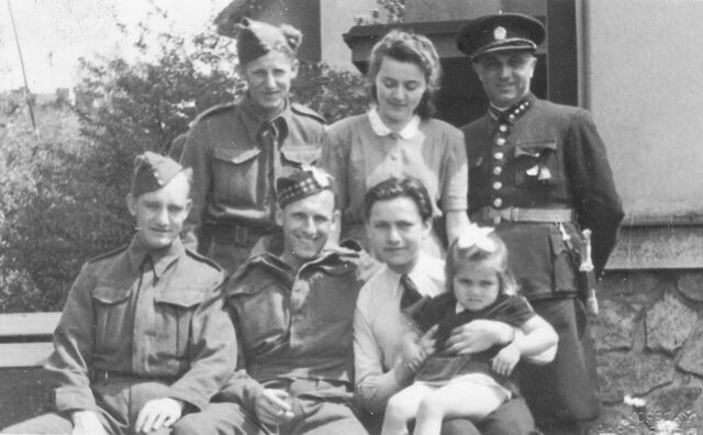 Zleva: Charles Muller, Albert Stockwell, Charles Wilkin, Eva a Vladimír s děvčátkem na klíně, Pardubice, květen 1945